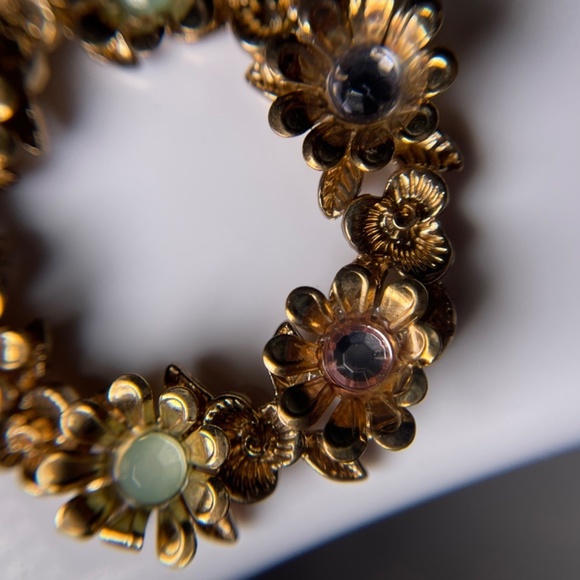 VINTAGE Goldtone Floral Wreath Hoop Earrings with Pastel Stones - Picture 2 of 7